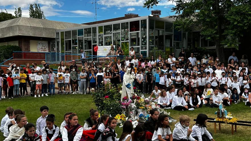 Alumnos del Corazón de María de Zamora rinden homenaje a la Virgen con una  romería en el patio