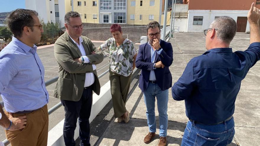 El consejero regional de Educación, Poli Suárez, junto al alcalde, Asier Antona, en el IES Luis Cobiella Cuevas.