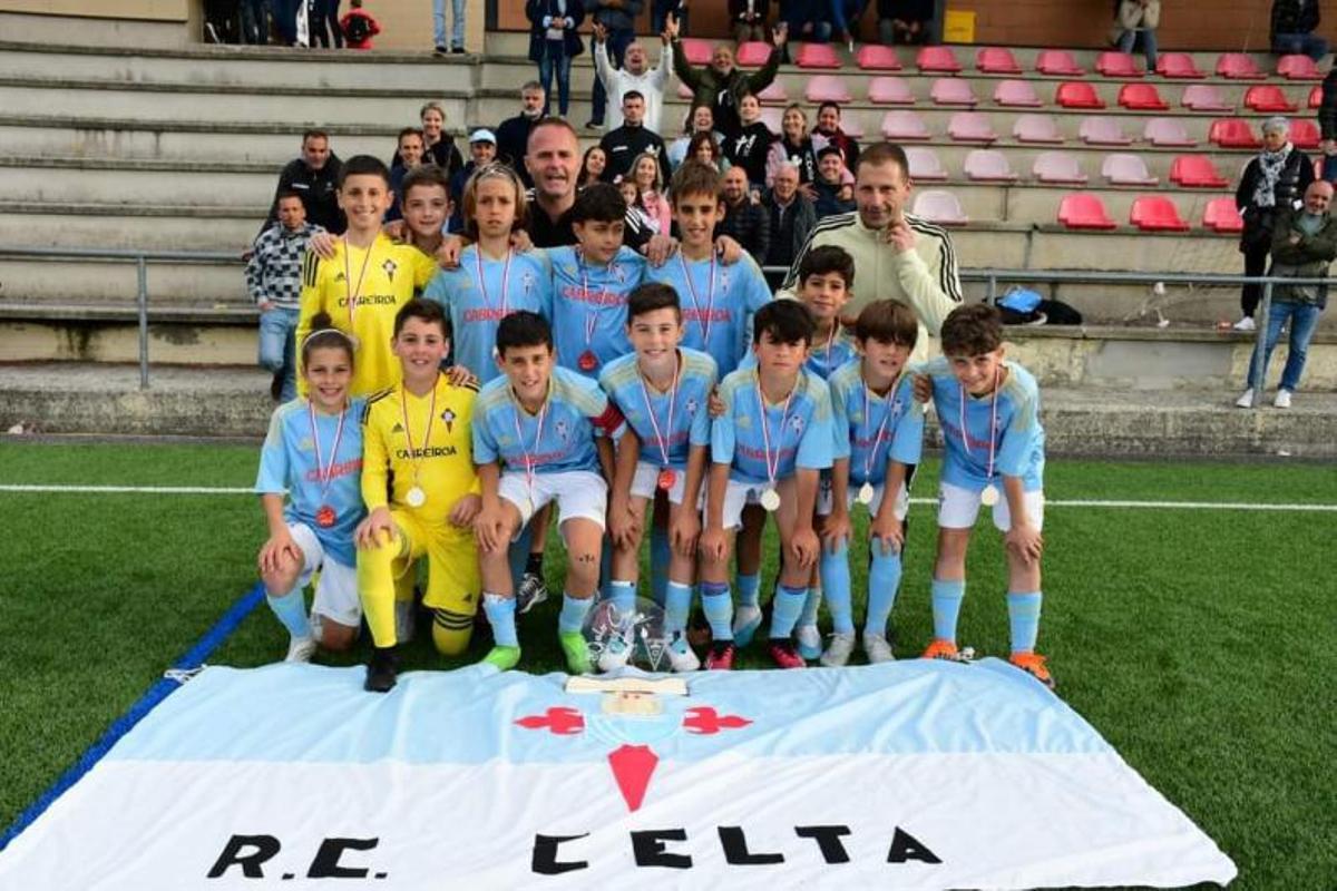 El Celta alevín posa con el trofeo conseguido en la Galo Cup de 2023 celebrada en Vila de Cruces.