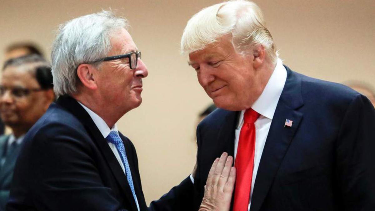 Juncker (izquierda) habla con Trump.