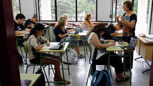 Murcia aboca a Educación al recurso al mantener la instrucción de la censura parental. En la foto, una clase de Barcelona.