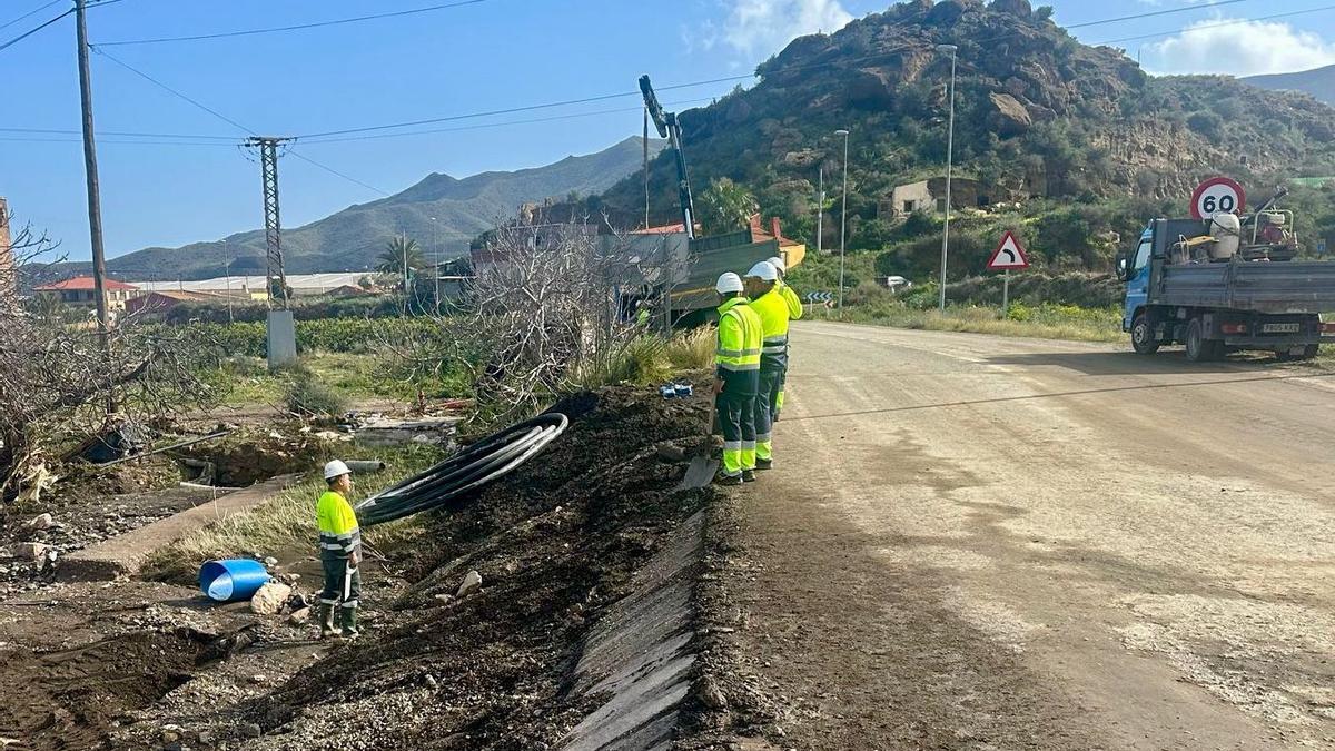 Operarios de Aguas de Lorca durante las labores de reparación.