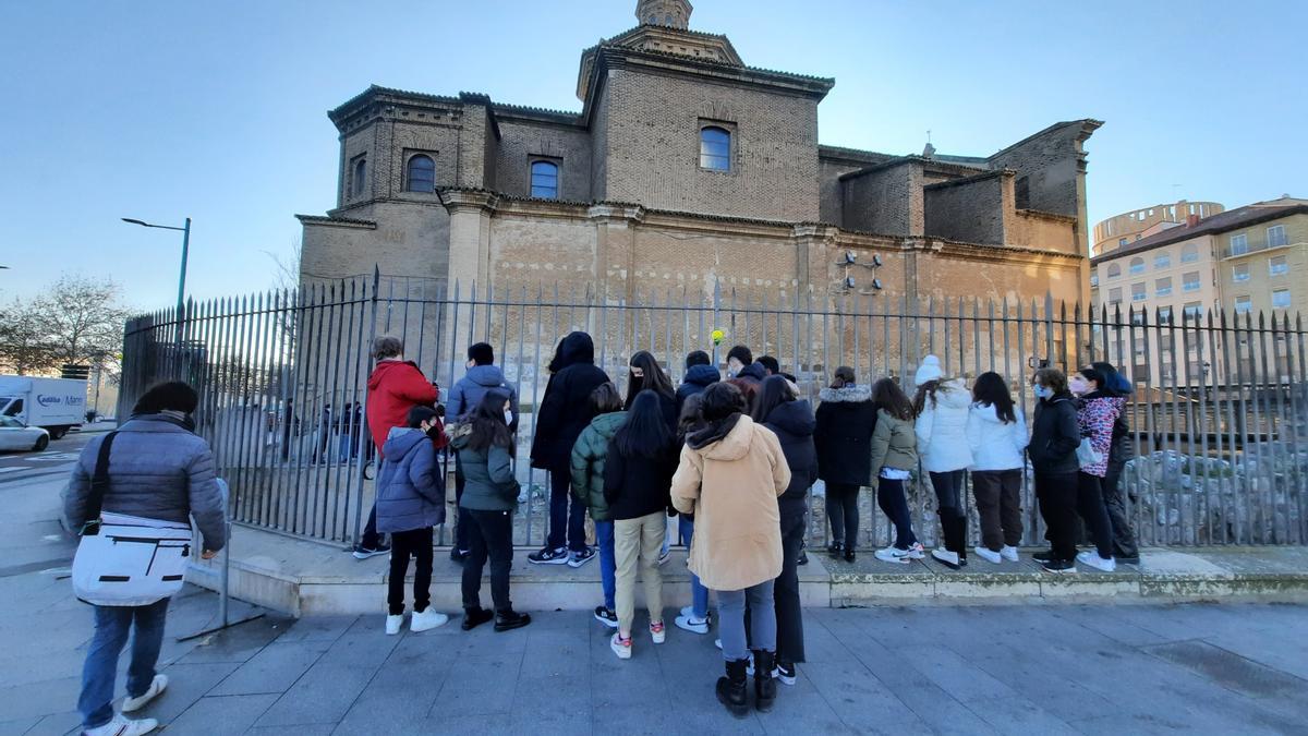 Parada ante las escaleras de la Iglesia de San Juan de los Panetes que forma parte del recorrido.