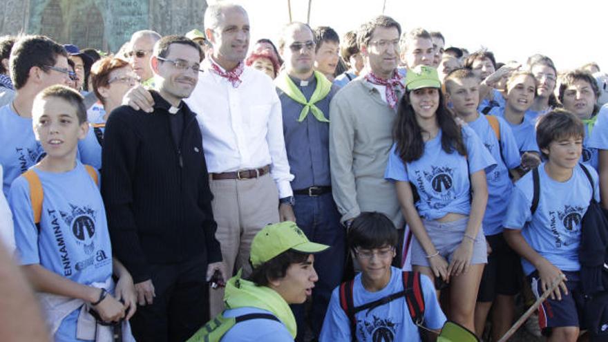 Francisco Camps se ha encontrado con unos peregrinos de Alicante en el tramo final del camino.