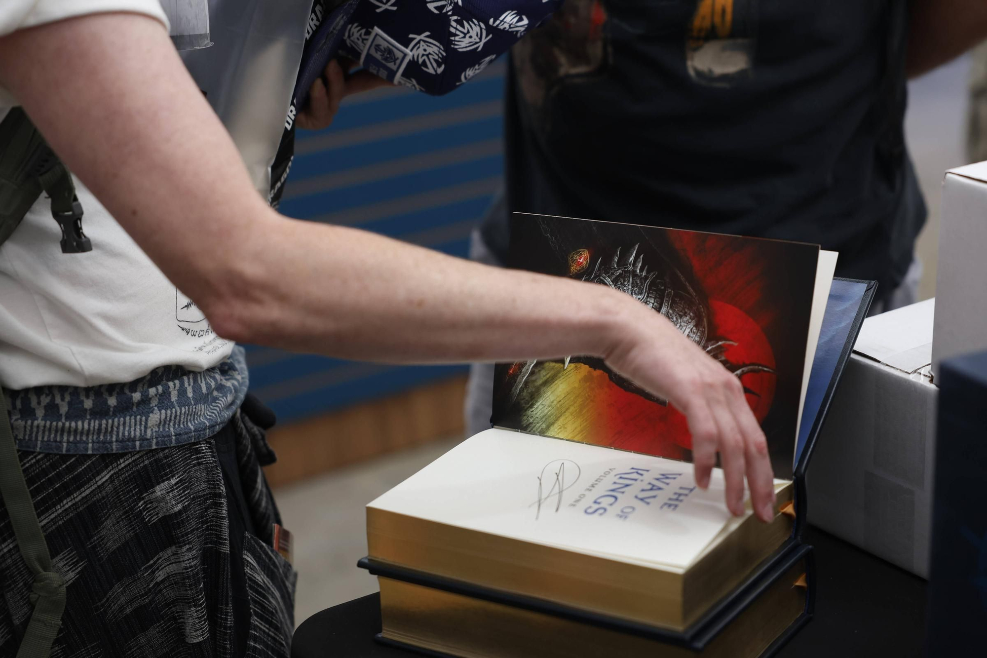 EN IMÁGENES: Brandon Sanderson desata la locura en su segundo día en Avilés