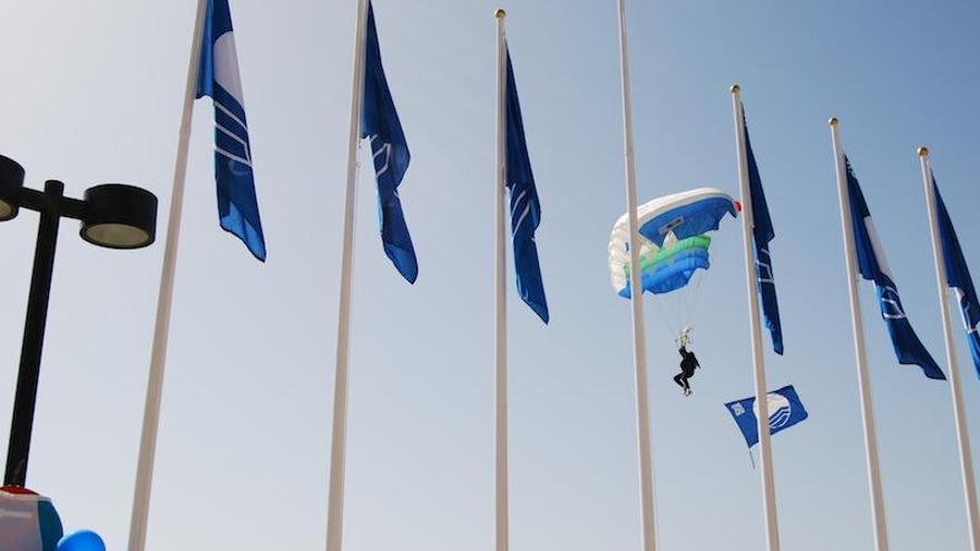 Las playas de Málaga reciben 17 banderas azules, tres menos que en 2013