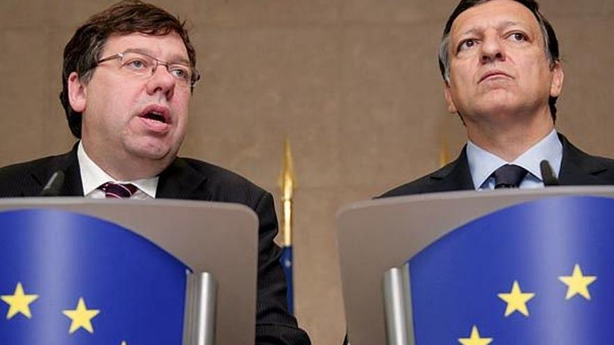 El primer ministro irlandés, Brian Cowen (i) y José Manuel Durao Barroso