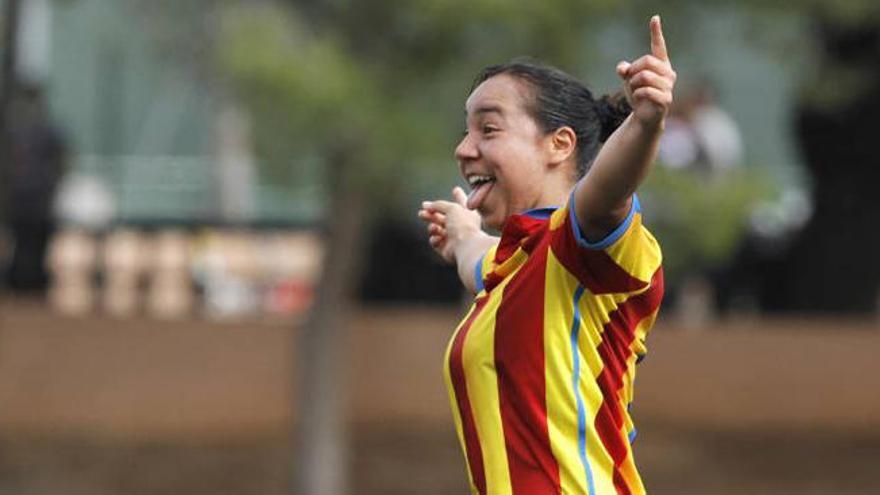 Charlyn Corral celebra su gol