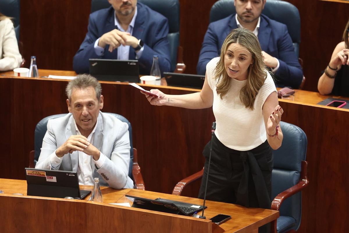 La portavoz del PSOE en la Asamblea, Mar Espinar, se dirige a Isabel Díaz Ayuso durante un Pleno en la Asamblea de Madrid de este mes de junio.