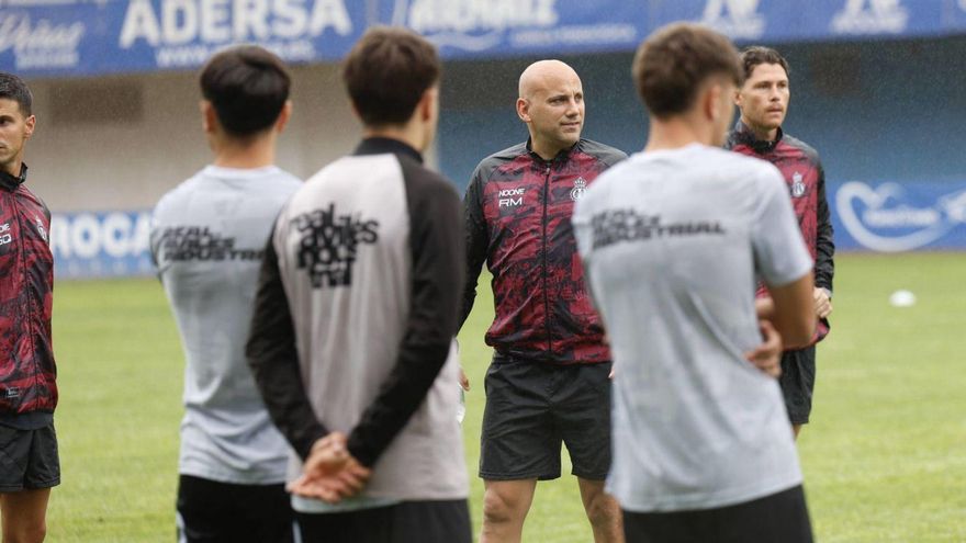 El técnico del Avilés, Javi Rozada, durante el entrenamiento de ayer en el Suárez Puerta. | MIKI LÓPEZ