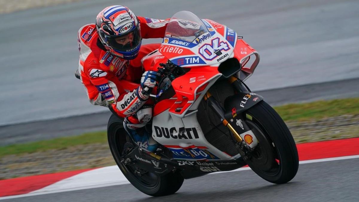 Andrea Dovizioso hoy, en Sepang (Malasia), con medio cuerpo fuera de su Ducati 'Desmosedici'.