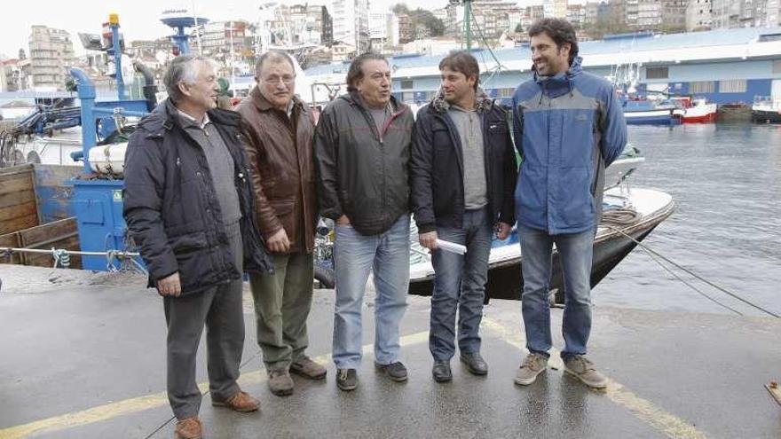 De izquierda a derecha, Antón Sánchez, Sergio Regueira, Clemente Bastos, Javier Costa y Jorge Alfaya, ayer en el puerto. // José Lores