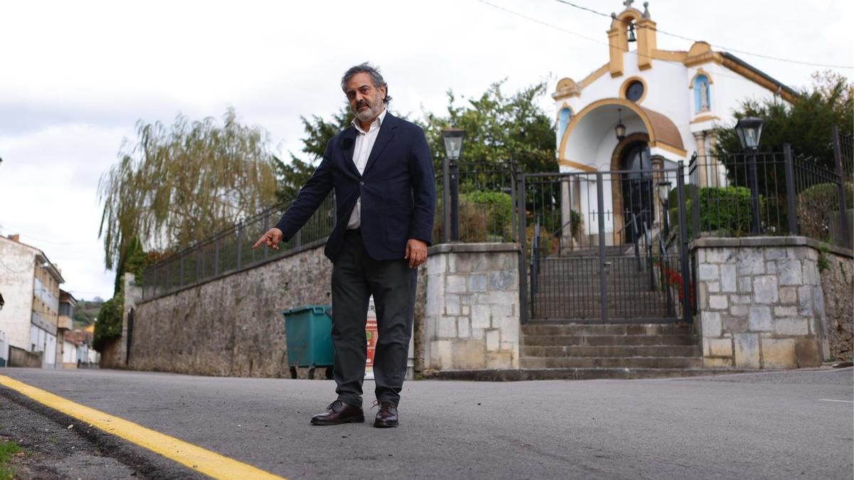 Juan Luis Berros, en la calle Santa Ana de Pola de Siero.
