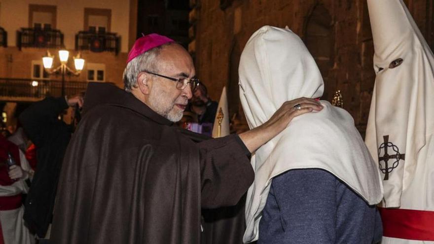 Monseñor Sanz Montes, con el último preso indultado.