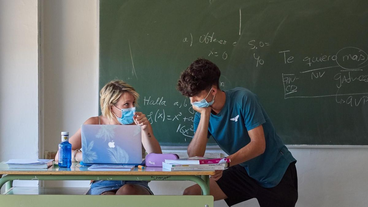 Alumno de la ESO y profesora, en un instituto.