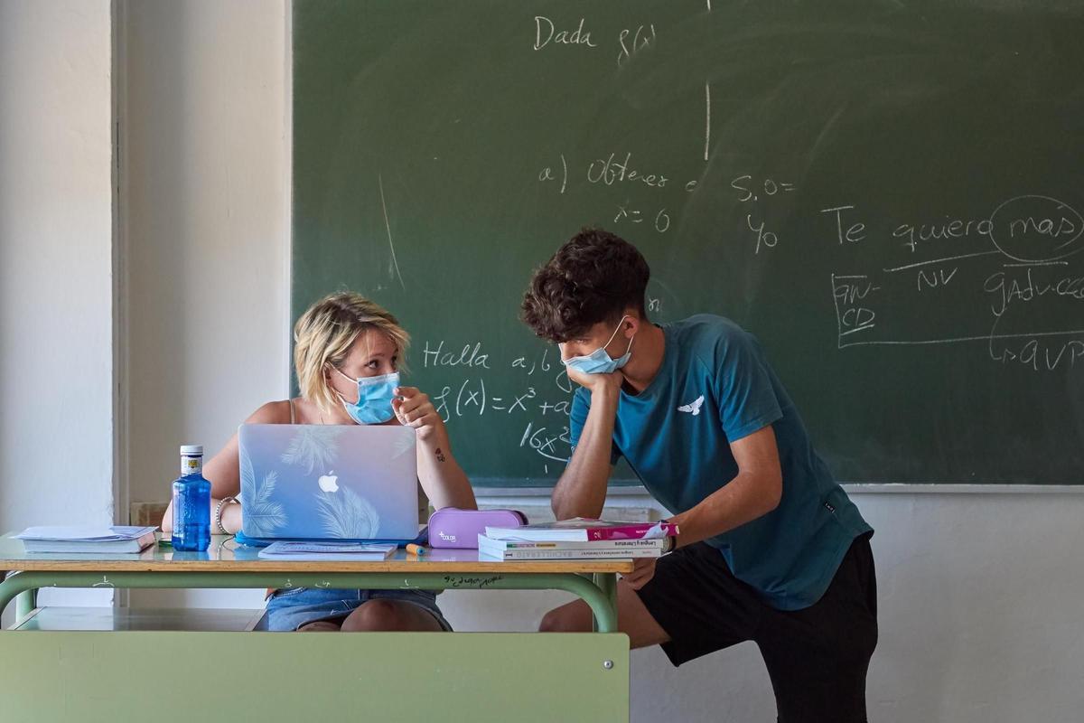 Alumno de la ESO y profesora, en un instituto.