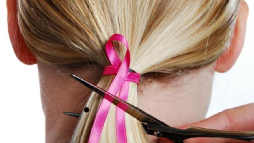 Más de 60 mujeres cortan su pelo para luchar contra el cáncer en la Quirón de Zaragoza