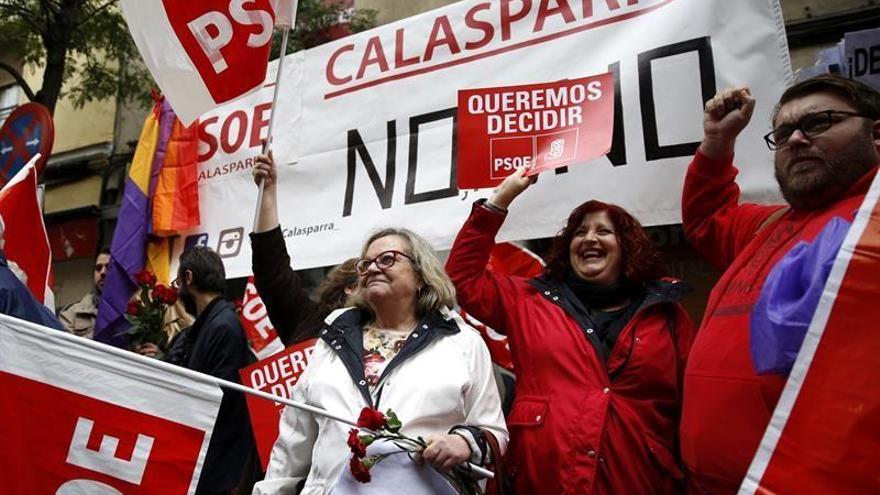 Centenares de personas piden el &#039;no&#039; a Rajoy frente a la sede del PSOE