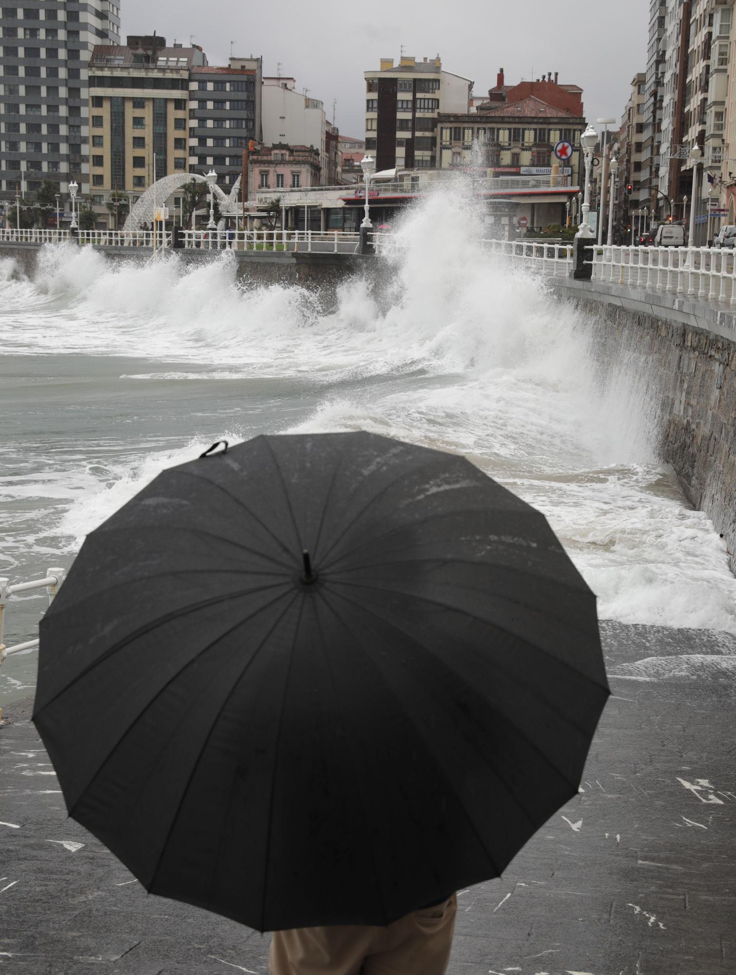 EN IMÁGENES: Olas de más de 7 metros y fuertes vientos al paso de la primera borrasca del otoño en Asturias