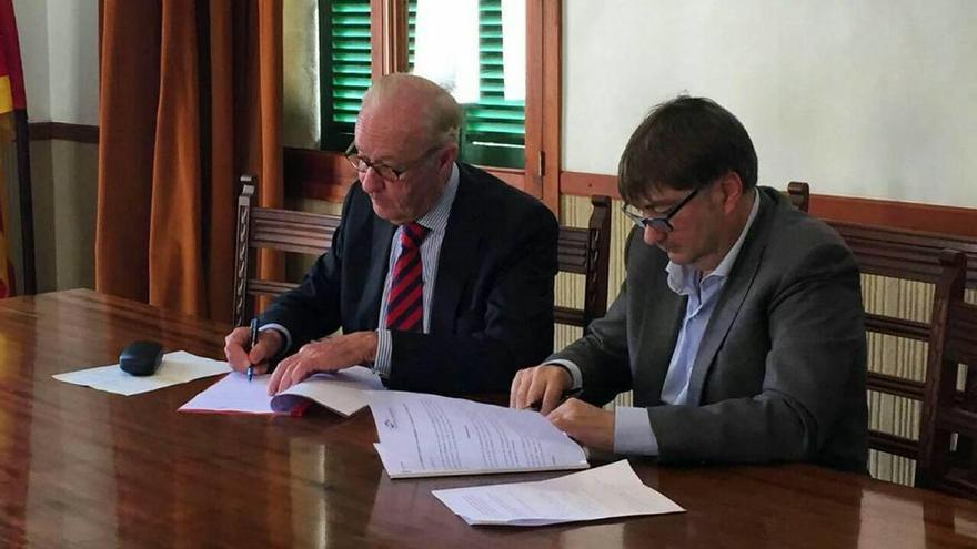 Conrado y Verger, ayer durante la firma del acuerdo.