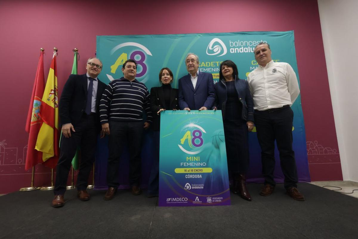 Aguilar y De Torres, en el centro, durante la presentación del campeonato, este lunes.