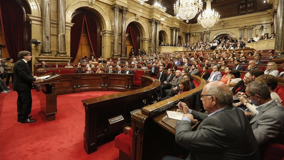 Carles Puigdemont, en el pleno de suspensión de la DUI del 10 de octubre en el Parlament