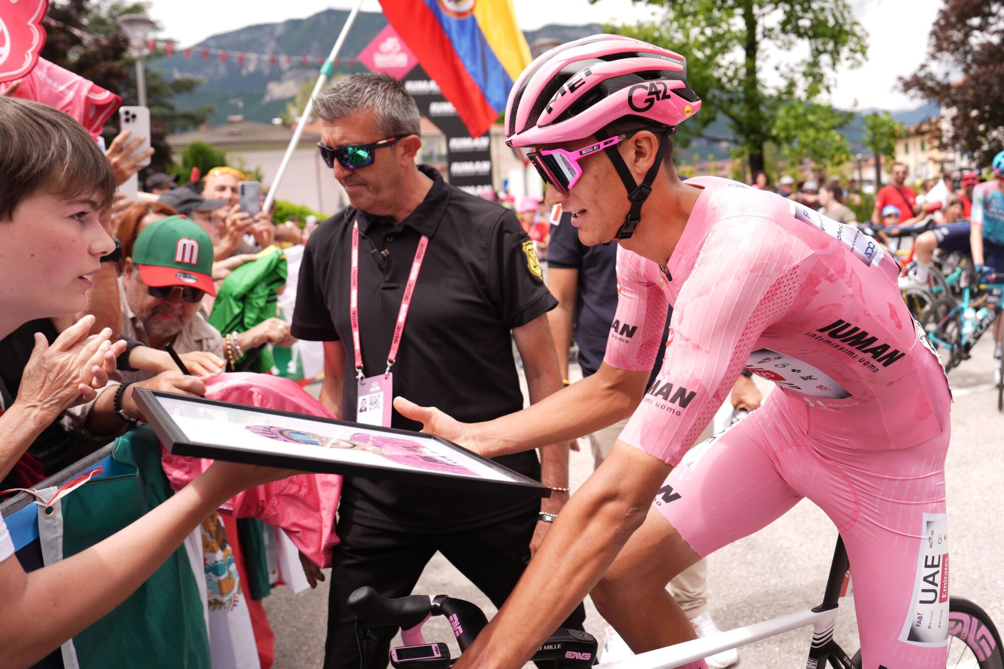 May 28, 2025, San Michele All'adige, Italia: a fan gives a painting picture to Del Toro Romero Isaac of Uae Team Emirates Xrg, pink jersey, during the stage 17 of the Giro d'Italia from San Michele all'Adige (Edmund Mach Foundation) to Bormio, Italy - Wednesday, May 28, 2025. Sport - cycling. (Photo by Massimo Paolone/LaPresse),Image: 1004198187, License: Rights-managed, Restrictions: * Bulgaria, Croatia, Czech Republic, France, Hungary, Italy, Romania, Slovak Republic, Serbia and Slovenia Rights Out *, Model Release: no, Credit line: Massimo Paolone / Zuma Press / ContactoPhoto Editorial licence valid only for Spain and 3 MONTHS from the date of the image, then delete it from your archive. For non-editorial and non-licensed use, please contact EUROPA PRESS. 28/05/2025 ONLY FOR USE IN SPAIN. Massimo Paolone / Zuma Press / ContactoPhoto;Press;LP_23410571.jpg;20250528_zsa_z19_055.jpg;Stage 17 of the Giro d'Italia;