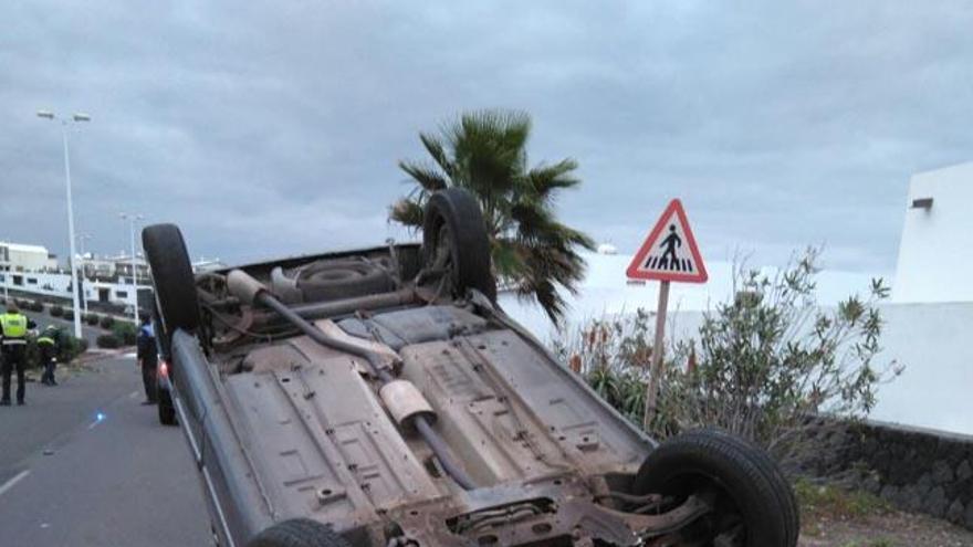 Vuelco de un vehículo en Playa Blanca sin heridos