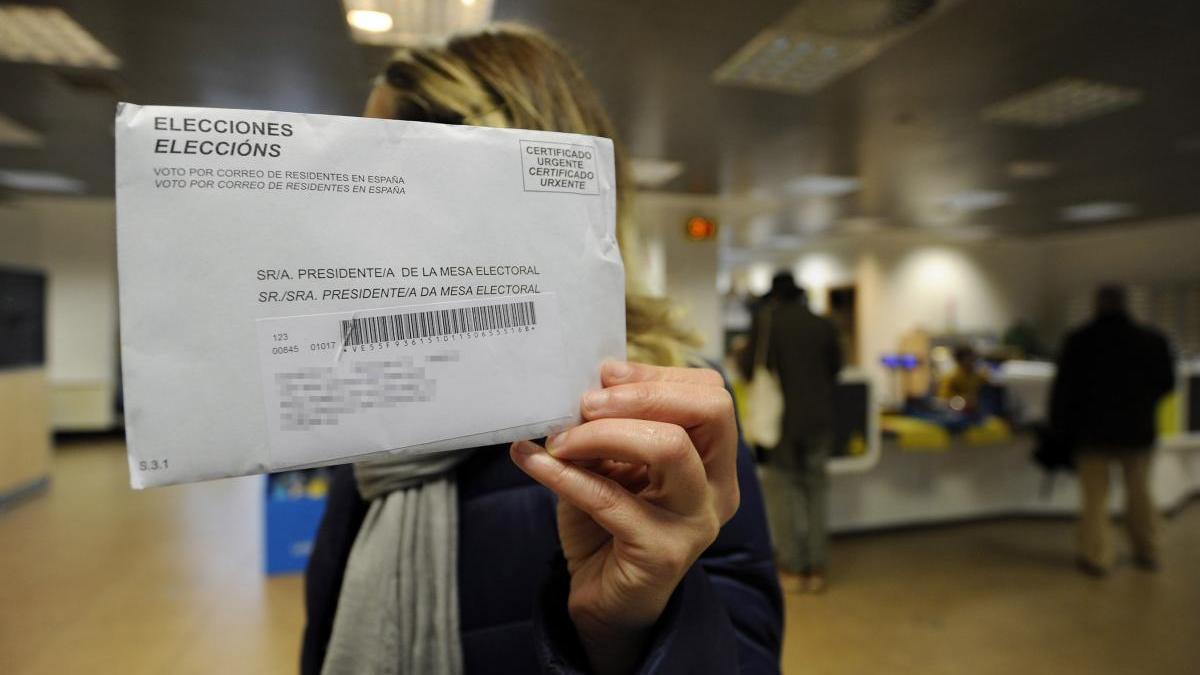 Una ciudadana votando en una oficina de correos / Bernabé / Javier Lalín