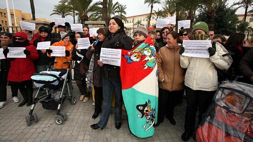 Los padres se concentraron ayer con todo tipo de ropa de abrigo y con carteles reivindicando calefacción para sus hijos en el antiguo centro Carlos III