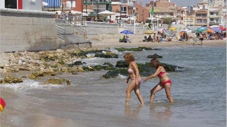 Costas extrae arena del mar para reconstruir la playa de Les Palmeres