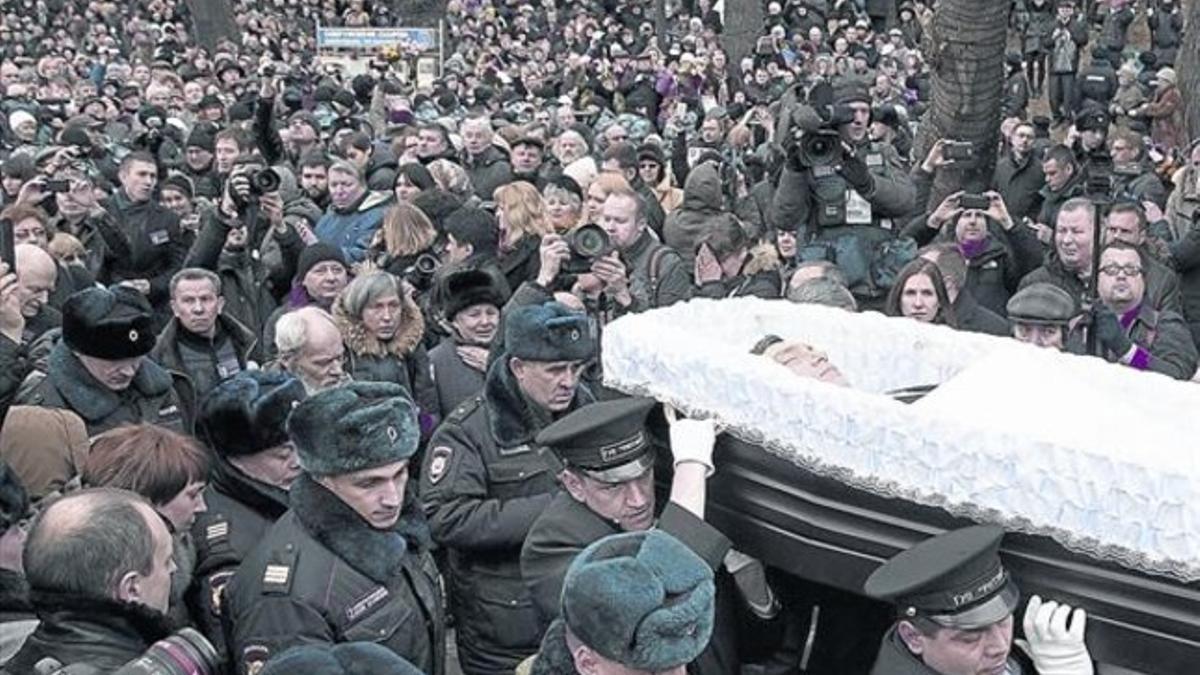 El féretro con el cadáver de Borís Nemtsov, transportado entre la multitud que acudió a darle su último adiós.