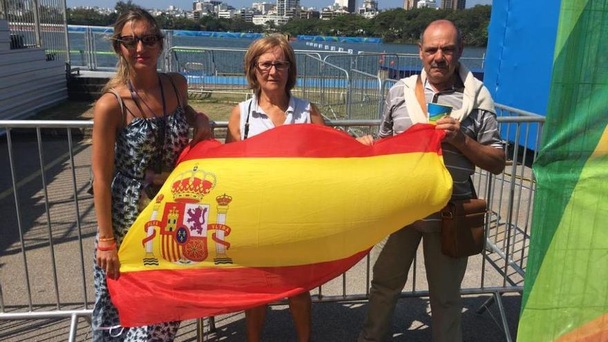 Carlota Pampín, Josefa Barreiro y J. Manuel Germade con la bandera de España en la sede olímpica.