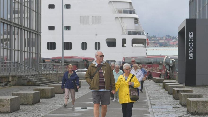 El centro de A Coruña ante la llegada del crucero ‘Ambition’: “No se ve mucha gente, diría que es más por el tiempo que por el virus”