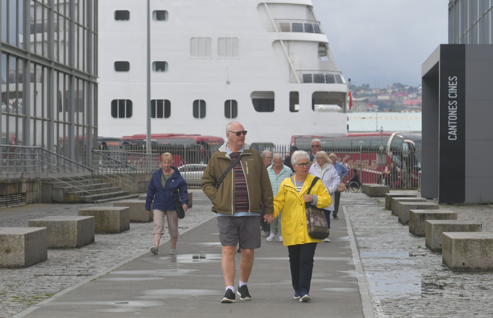 Cruceristas durante el desembarco del pasaje del buque 'Ambition'.