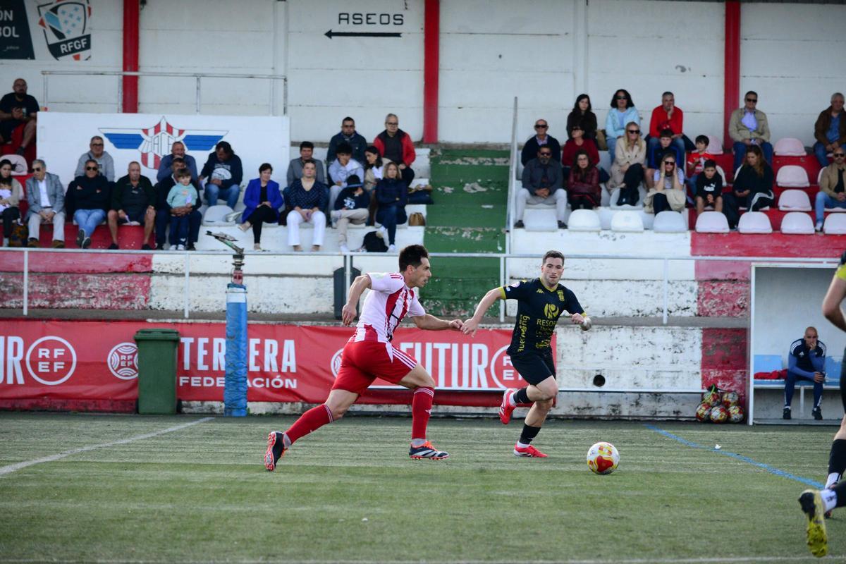 Una acción del partido del domingo entre el Alondras y el Viveiro.