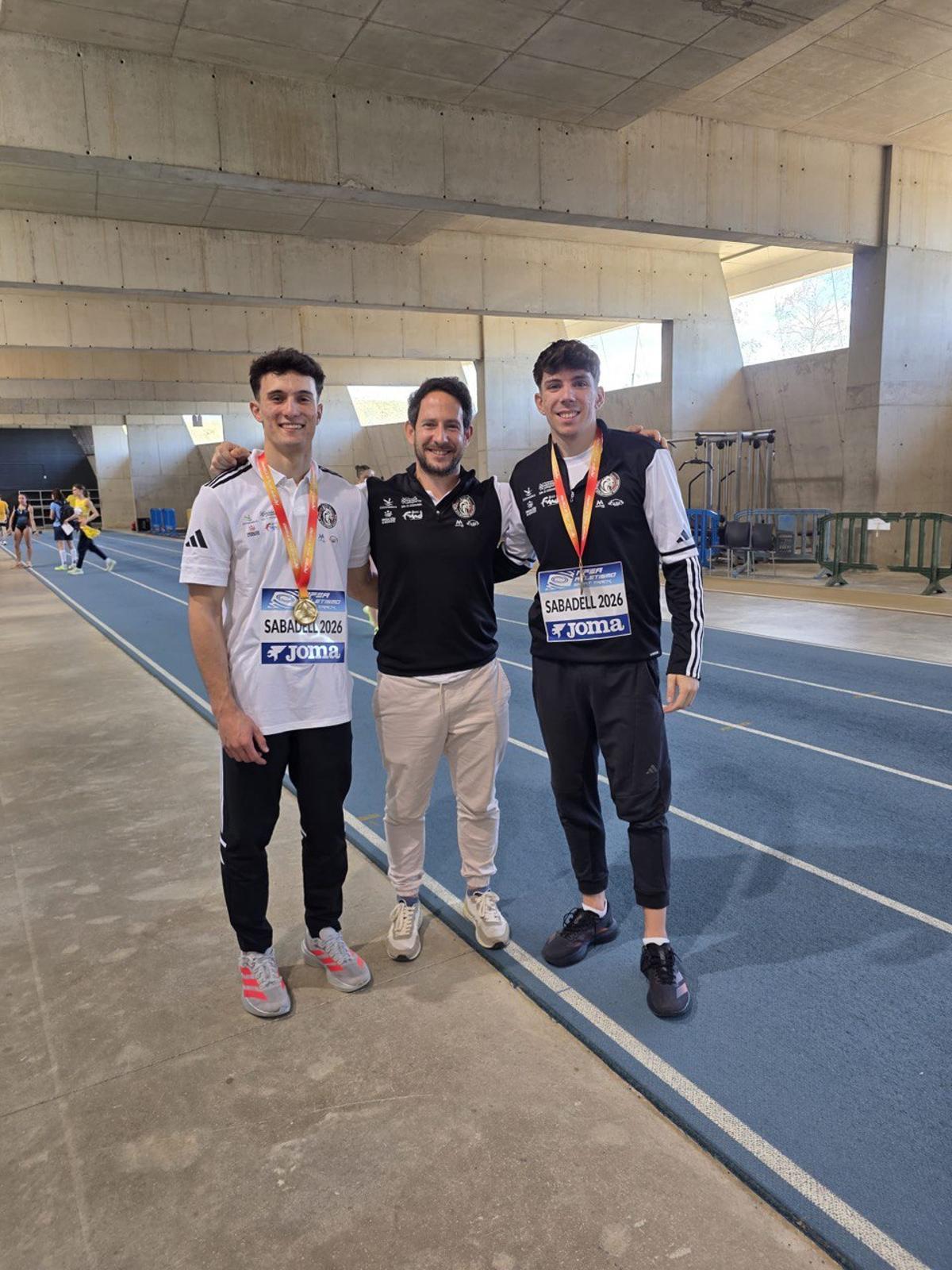 García Zurita y Jorge Hernández junto a su entrenador, Luis Craretero, tars la conclusión del campeonato.