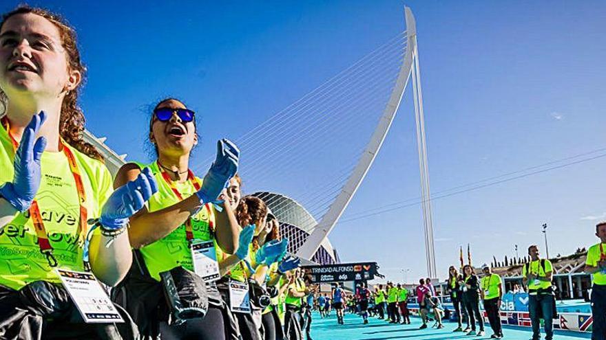 Voluntarios en la recta de meta del maratón Valencia Trinidad Alfonso EDP