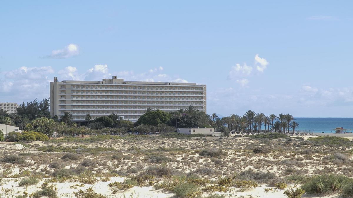 Vista del hotel Oliva Beach en Corralejo, Fuerteventura.