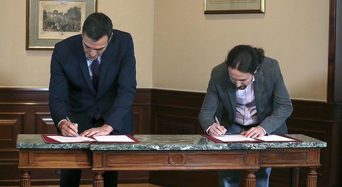 Pedro Sánchez y Pablo Iglesias en la firma del preacuerdo de coalición, en noviembre del 2019.