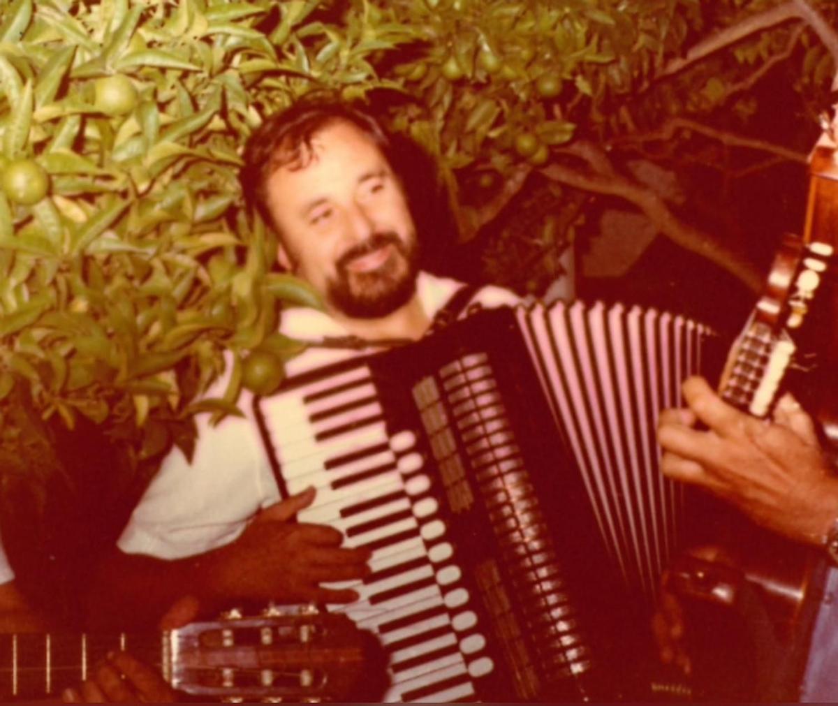 Jose Torres Bonet tocant l'acordió.