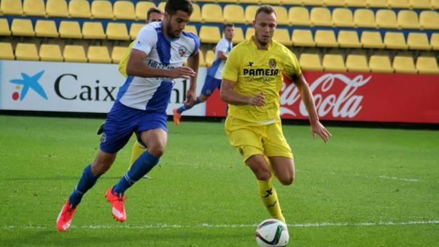 El central Pablo Íñiguez, que completó un soberbio partido, pelea un balón con el atacante vallesano Forgás, ayer en el Mini.