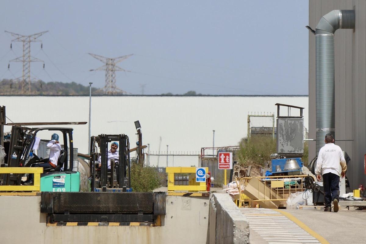 Trabajadores de Sabater, en el exterior de la fábrica de la empresa en Cabezo de Torres, esta semana.