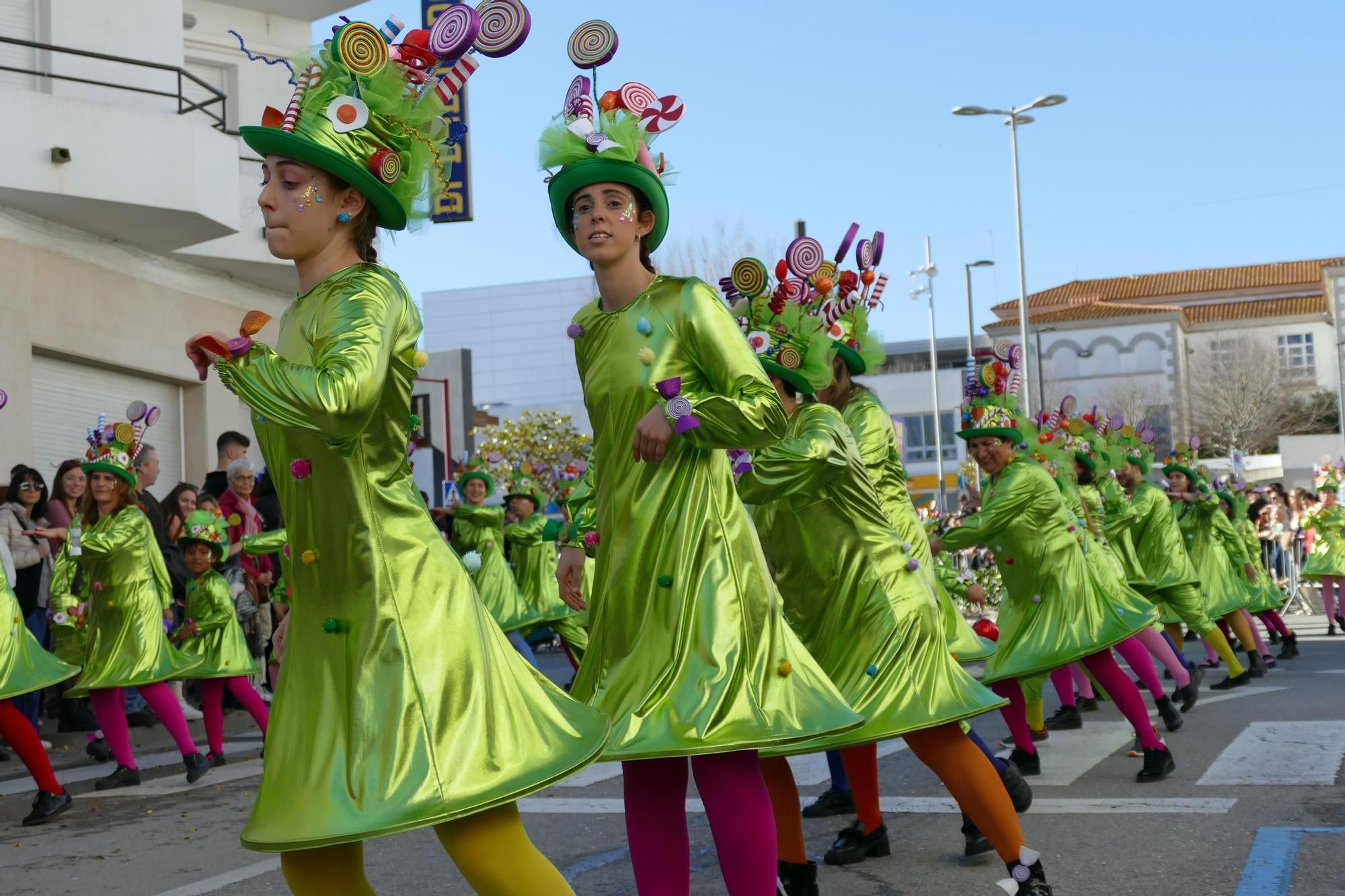 L'Escala s'acoloreix amb la rua de carnaval