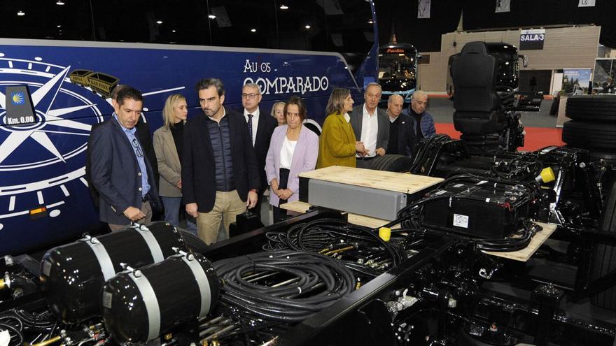 Diego Calvo, acompañado Paula Fernández Pena e Ignacio Maril, visitó varios expositores. |  Bernabé/Javier Lalín