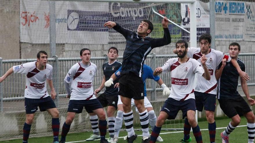 Una acción del partido disputado ayer entre el Gijón Industrial y el Candás.