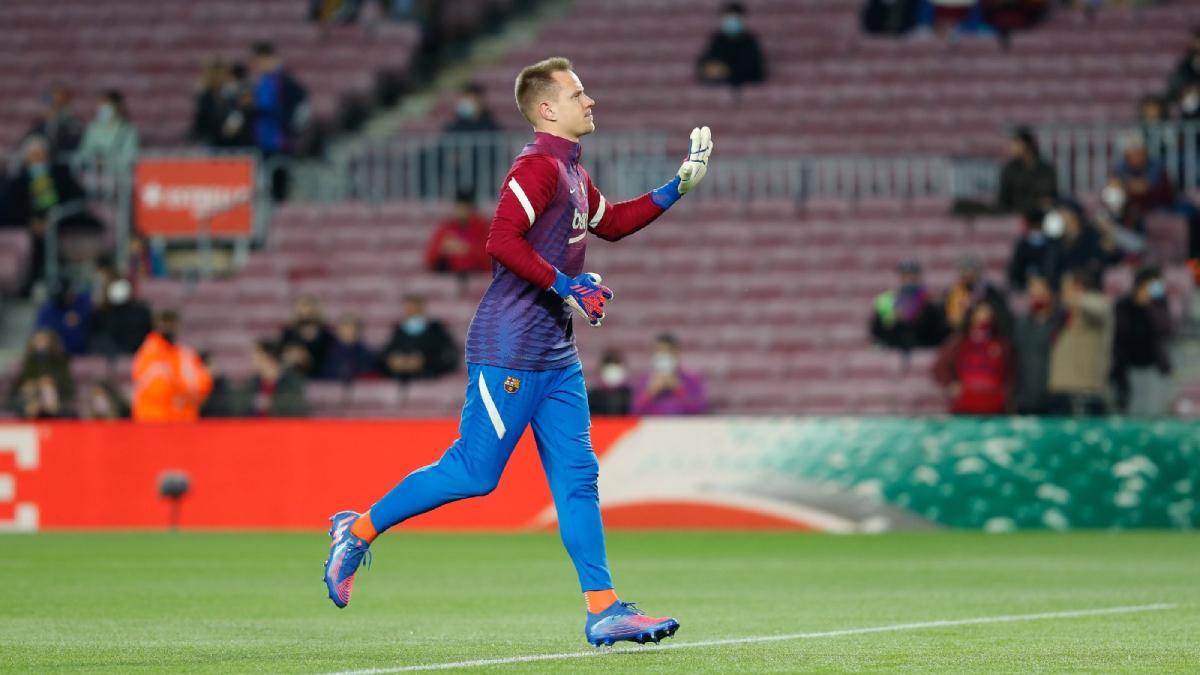 Marc André Ter Stegen saluda a la grada del Camp Nou