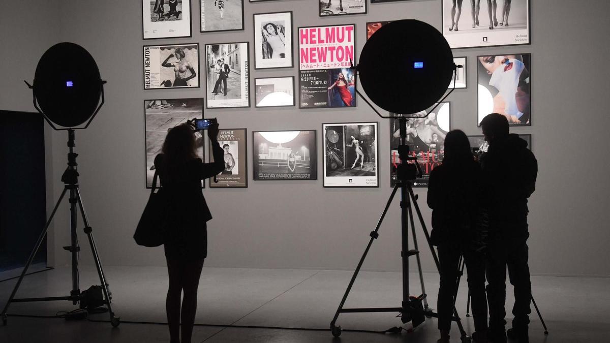 Sala de vídeos con imágenes personales de Helmut Newton y recortes de revistas.
