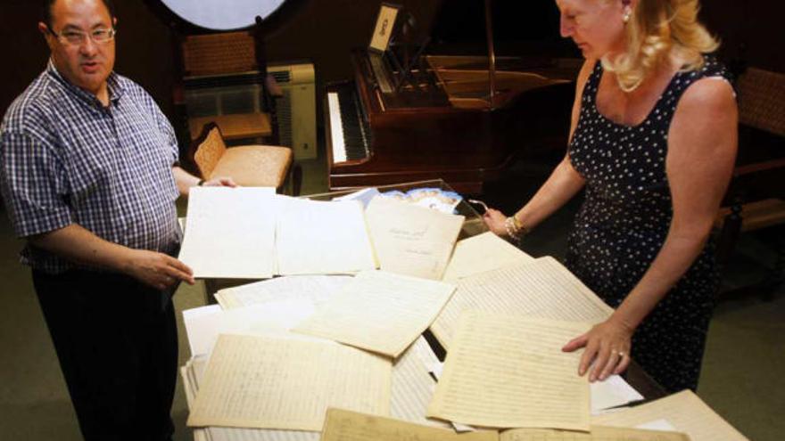 Zoila Helbenso y José Payá, con algunas de las partituras manuscritas de Óscar Esplá.