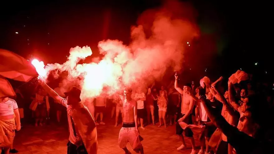 "Campeones, campeones", la afición se desata en los exteriores del Roig Arena